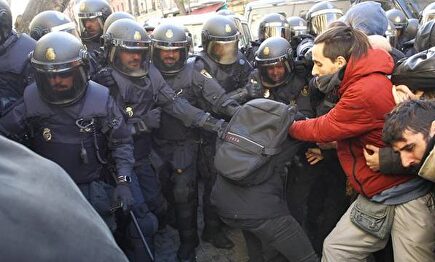 Agentes de la policía intentan detener a los manifestantes en un desahucio (Lavapiés, Madrid) | EFE