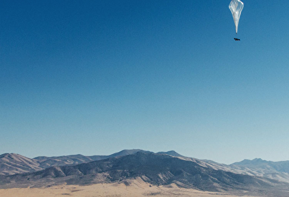 Uno de los globos de Google sobrevolando unas montañas | Google