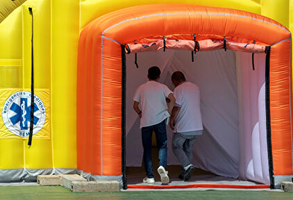 Hospital de campaña montado en el recinto del hospital Arnau de Vilanova de Lérida. | EFE