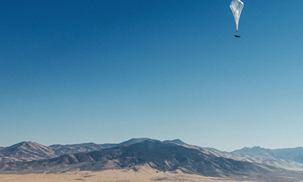 Uno de los globos de Google sobrevolando unas montañas | Google