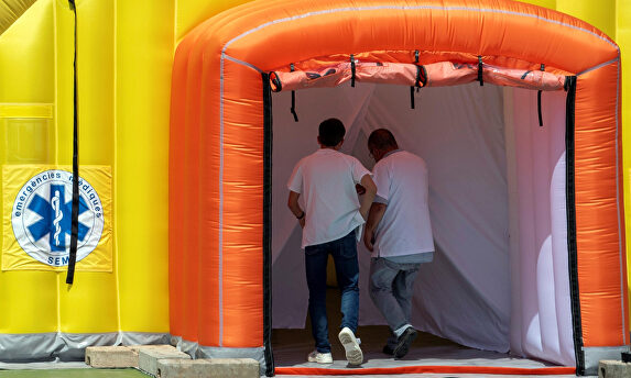 Hospital de campaña montado en el recinto del hospital Arnau de Vilanova de Lérida. | EFE