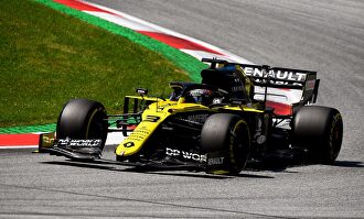 Ricciardo da el susto del día: se va contra el muro y sale cojeando