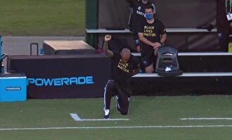 Henry se arrodilla durante más de ocho minutos por el 'Black Lives Matter'