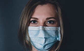 Chica con mascarilla | Alamy