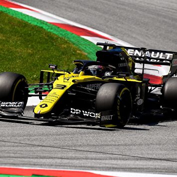 Ricciardo da el susto del día: se va contra el muro y sale cojeando