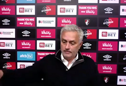 Mourinho se pelea hasta con los micrófonos