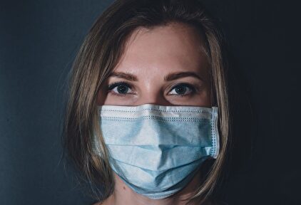 Chica con mascarilla | Alamy