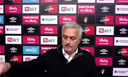 Mourinho se pelea hasta con los micrófonos