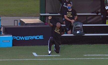 Henry se arrodilla durante más de ocho minutos por el 'Black Lives Matter'