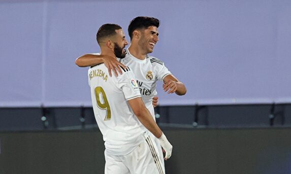 Marco Asensio celebra con Benzema su gol al Alavés, el del definitivo 2-0. | EFE