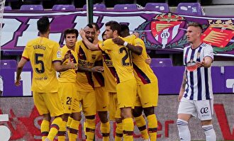 Arturo Vidal celebra con sus compañeros del Barça su gol al Real Valladolid. | EFE