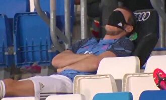 Gareth Bale, con la mascarilla como si fuera un antifaz para dormir. | Gol TV