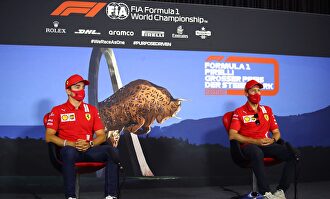 Charles Leclerc (i) y Sebastian Vettel, durante la rueda de prensa previa al GP de Estiria que se disputa este fin de semana en Spielberg. | EFE