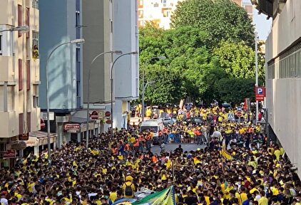 La afición del Cádiz se olvida del coronavirus para celebrar un posible ascenso | EFE