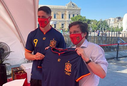 El alcalde José Luis Martínez-Almeida, junto a Fernando Torres. | Ayuntamiento de Madrid