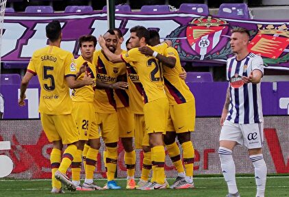 Arturo Vidal celebra con sus compañeros del Barça su gol al Real Valladolid. | EFE