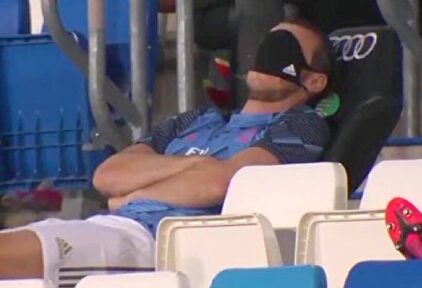 Gareth Bale, con la mascarilla como si fuera un antifaz para dormir. | Gol TV