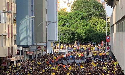 La afición del Cádiz se olvida del coronavirus para celebrar un posible ascenso | EFE