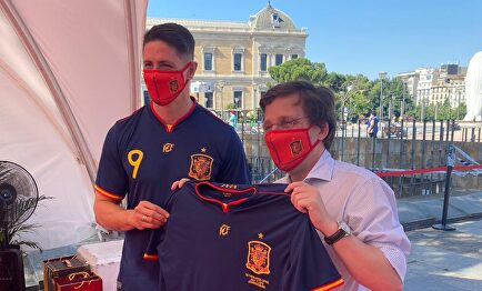 El alcalde José Luis Martínez-Almeida, junto a Fernando Torres. | Ayuntamiento de Madrid