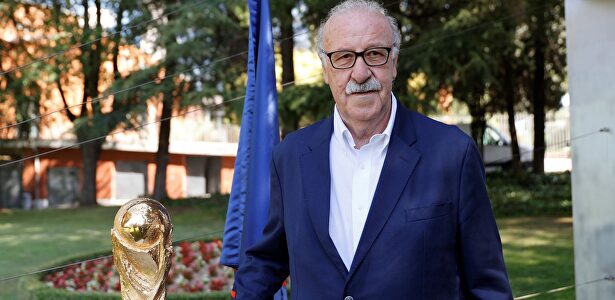 Vicente del Bosque posa junto a la Copa del Mundo en un acto celebrado en el Consejo Superior de Deportes. | EFE