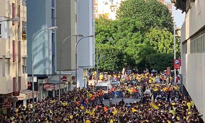 La afición del Cádiz se olvida del coronavirus para celebrar un posible ascenso | EFE