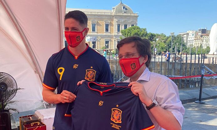 El alcalde José Luis Martínez-Almeida, junto a Fernando Torres. | Ayuntamiento de Madrid