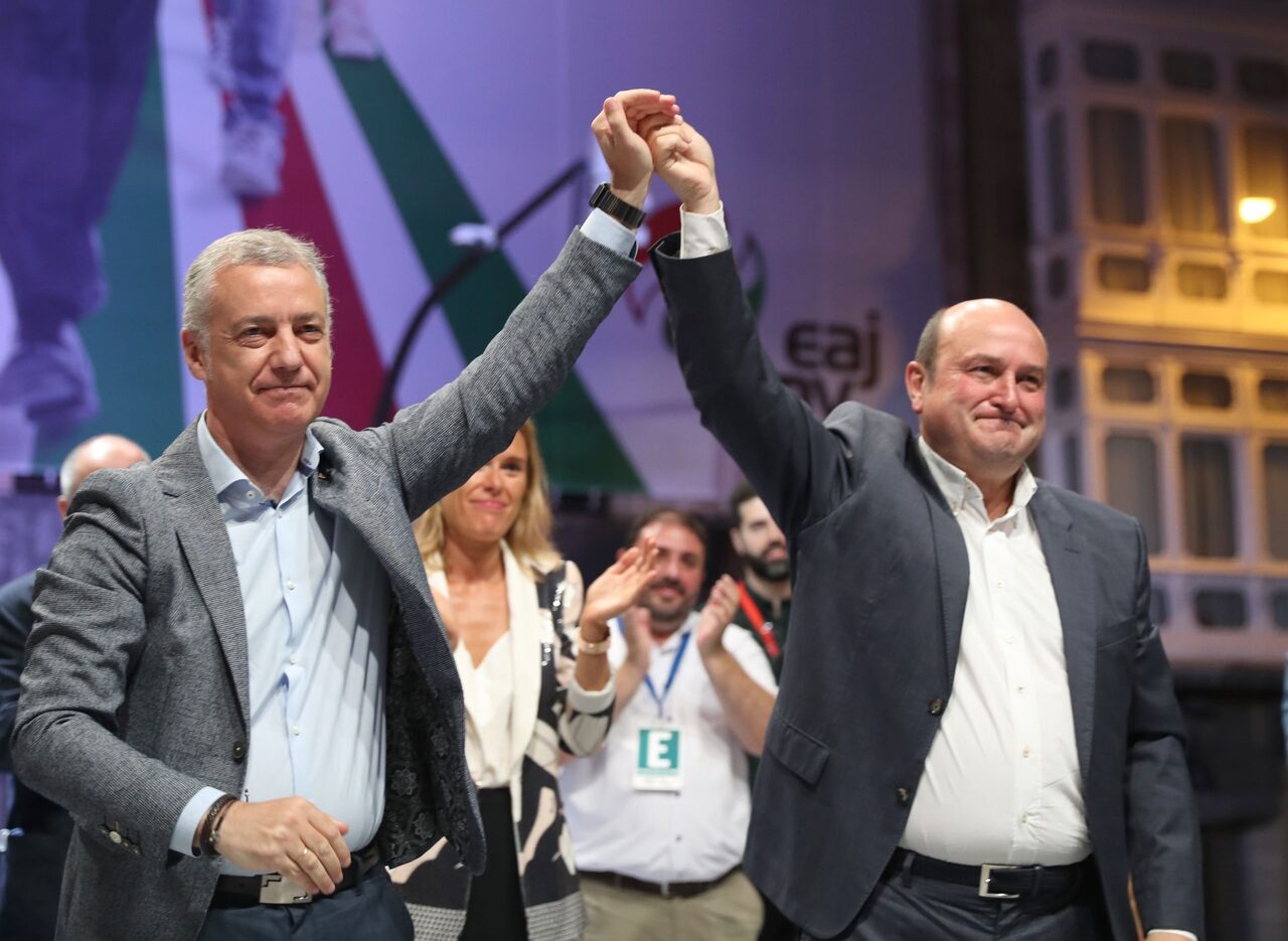 Iñigo Urkullu y Andoni Ortuzar celebran el resultado. | EFE