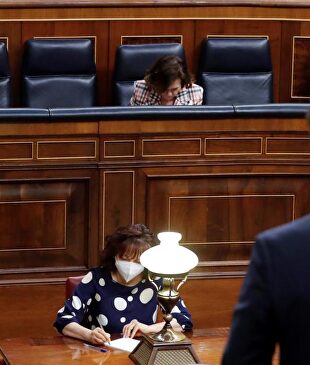 Pablo Casado habla desde su escaño frente a Sánchez, Calvo e Iglesias. | EFE