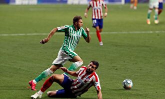 Joaquín se marcha de Felipe Monteiro en un lance del Atlético de Madrid-Betis, este sábado en el Wanda Metropolitano. | EFE