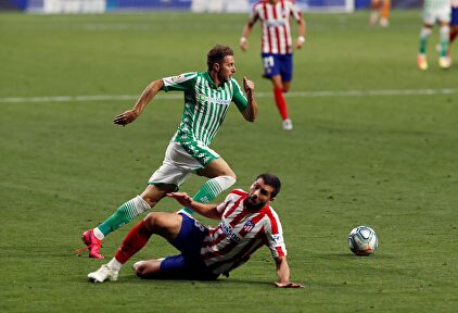 Joaquín se marcha de Felipe Monteiro en un lance del Atlético de Madrid-Betis, este sábado en el Wanda Metropolitano. | EFE