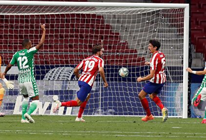 Diego Costa celebra su gol ante el Real Betis. | EFE