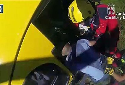 Aparatoso rescate de un hombre en una ruta de montaña en Sena de Luna, en León