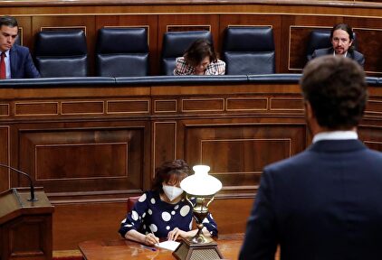 Pablo Casado habla desde su escaño frente a Sánchez, Calvo e Iglesias. | EFE
