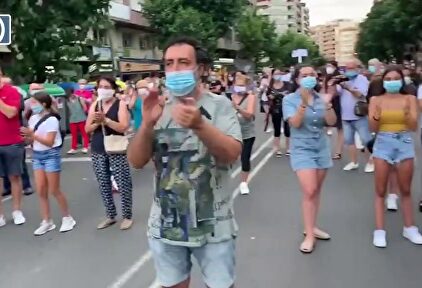 Cientos de personas protestan en Lérida contra el confinamiento