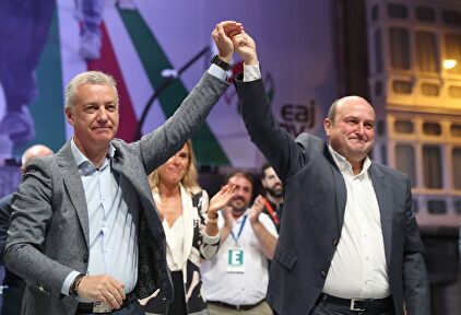Iñigo Urkullu y Andoni Ortuzar celebran el resultado. | EFE