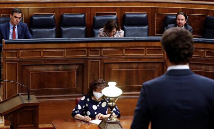 Pablo Casado habla desde su escaño frente a Sánchez, Calvo e Iglesias. | EFE