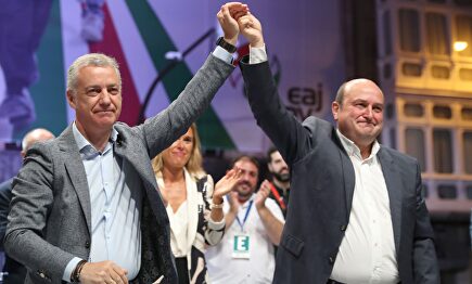 Iñigo Urkullu y Andoni Ortuzar celebran el resultado. | EFE