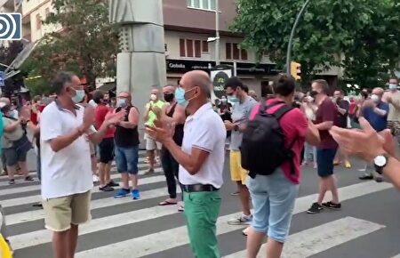 Unas 300 personas se han concentrado en Lérida en protesta contra el confinamiento 
