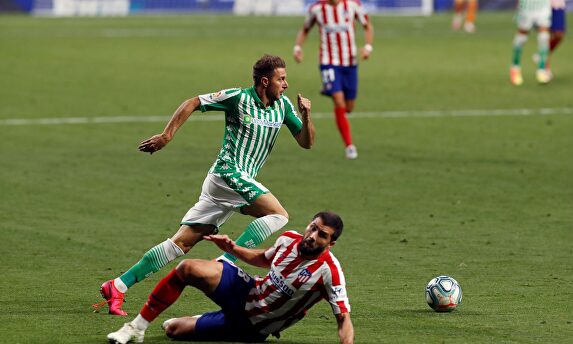 Joaquín se marcha de Felipe Monteiro en un lance del Atlético de Madrid-Betis, este sábado en el Wanda Metropolitano. | EFE