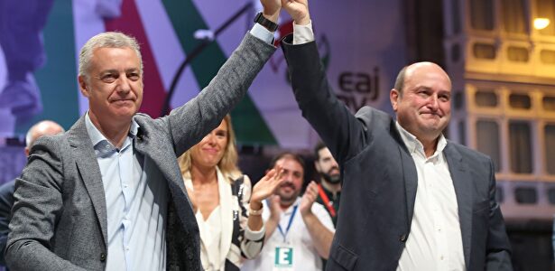 Iñigo Urkullu y Andoni Ortuzar celebran el resultado. | EFE