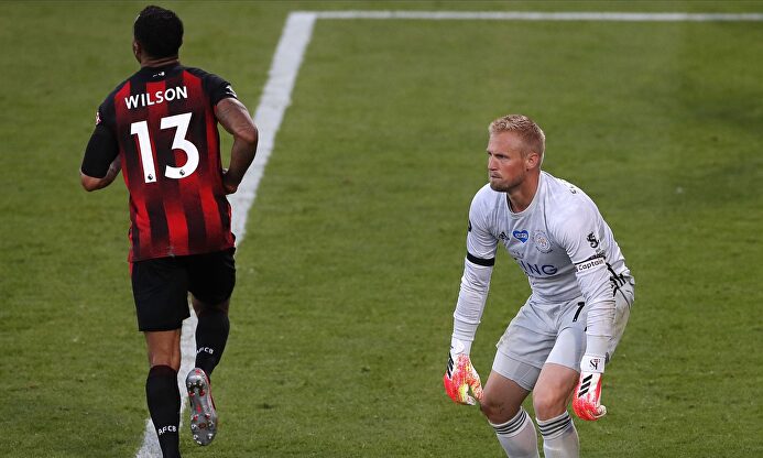 Remontada frenética del Bournemouth ante el Leicester tras un error de Schmeichel  