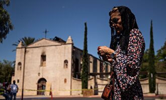 Una misión reza junto a la misión San Gabriel tras el incendio | EFE