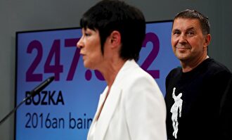 Maddalen Iriarte, junto a Ornaldo Otegi | EFE