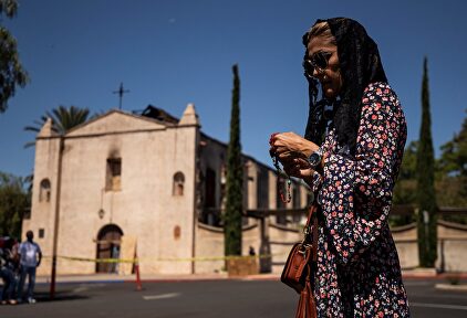 Una misión reza junto a la misión San Gabriel tras el incendio | EFE