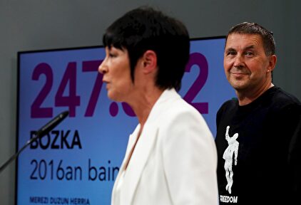 Maddalen Iriarte, candidata de EH Bildu, y Arnaldo Otegi. | EFE