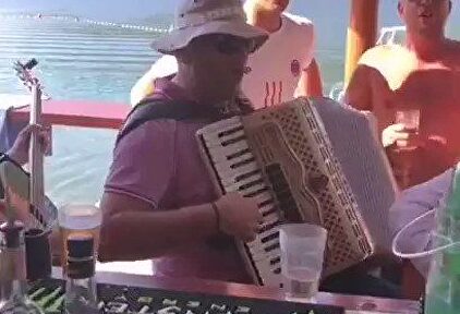 Revuelo en Alemania por un vídeo de Neuer coreando una canción neonazi
