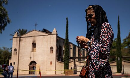 Una misión reza junto a la misión San Gabriel tras el incendio | EFE