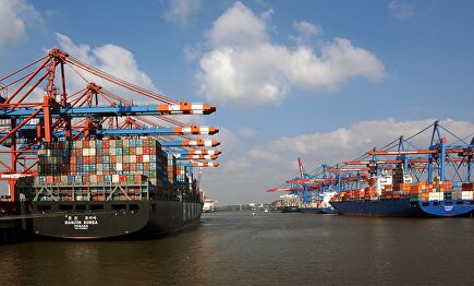 Barcos con contenedores marítimos | EFE