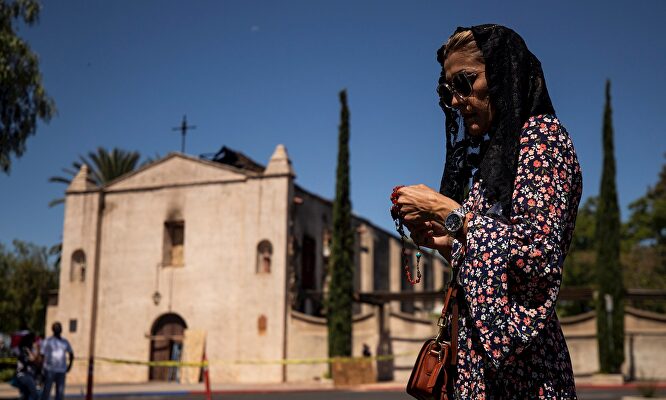 Una misión reza junto a la misión San Gabriel tras el incendio | EFE