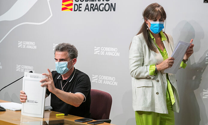 La consejera de Sanidad del Gobierno de Aragón, Sira Repollés, y el director general de Salud Pública | EFE